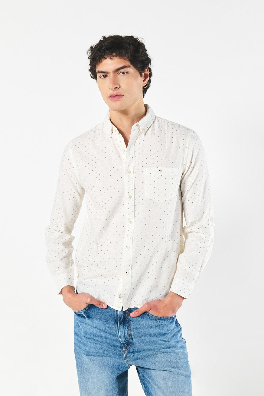 Camisa blanca cuello button down con diseños de puntos