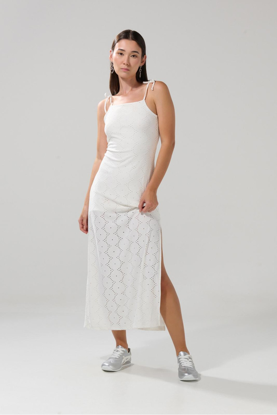 Vestido crema claro largo con texturas y manga sisa