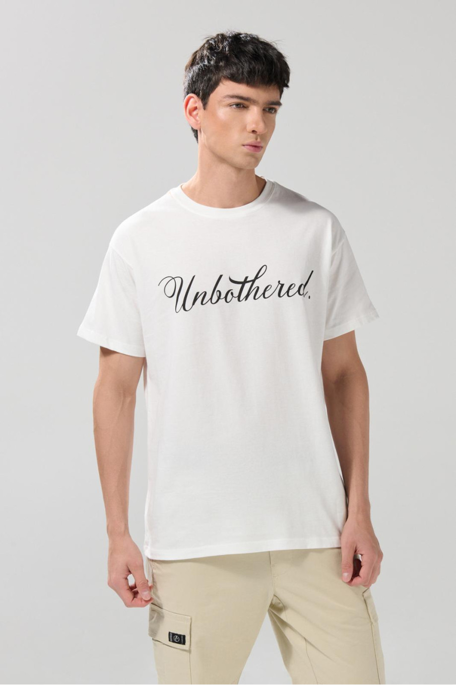 Camiseta crema manga corta con texto y hombro rodado