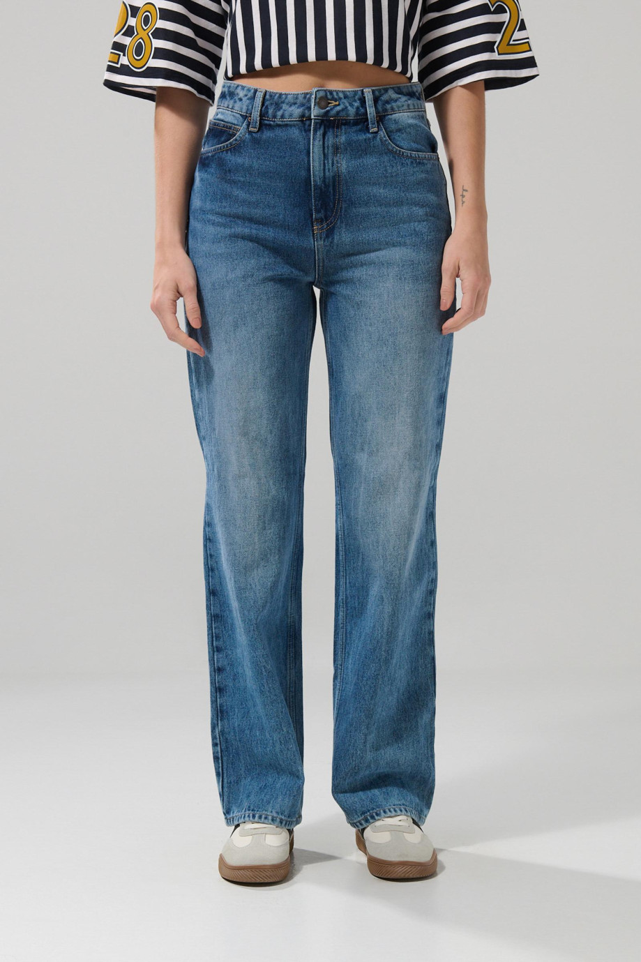 Jean 90´S azul medio con desgastes, tiro alto y bota recta