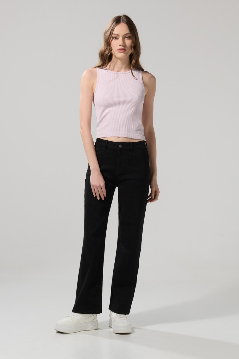 Jean negro straight leg bota recta con tiro alto y bolsillos