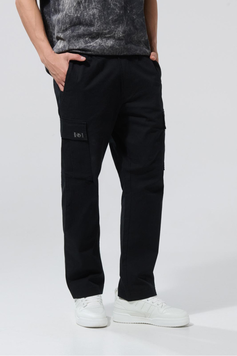 Pantalón en dril cargo unicolor con cintura ajustable