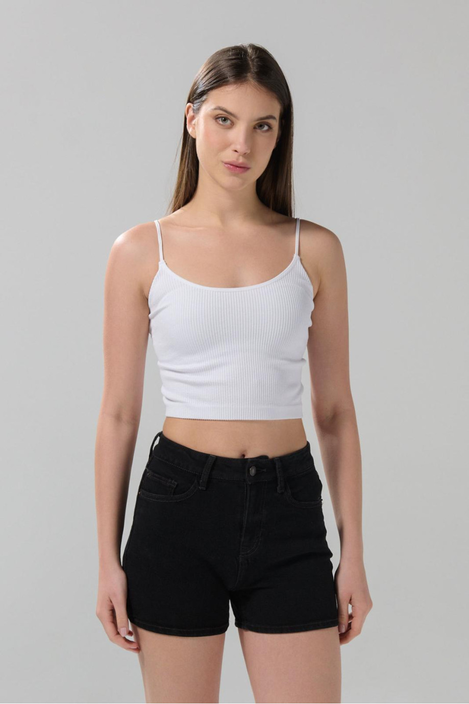 Short negro de jean con 5 bolsillos y tiro alto