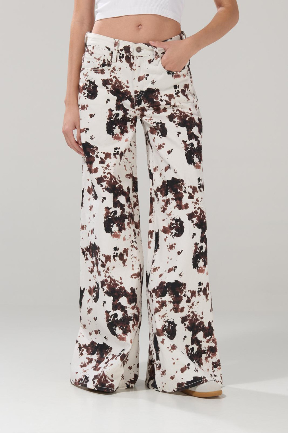 Jean palazzo kaki claro con diseño animal print y tiro medio