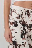 Jean palazzo kaki claro con diseño animal print y tiro medio