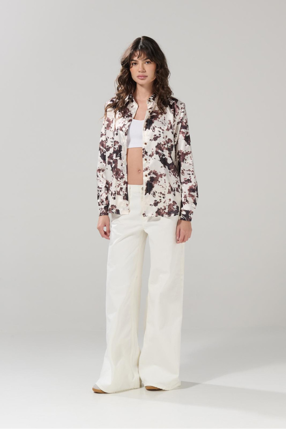 Blusa crema clara con manga larga y diseño animal print