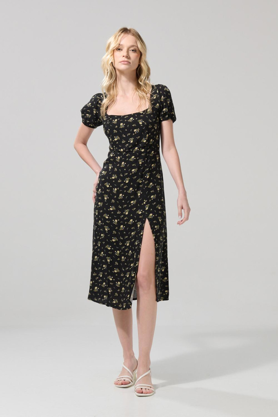 Vestido negro largo con flores estampadas y abertura