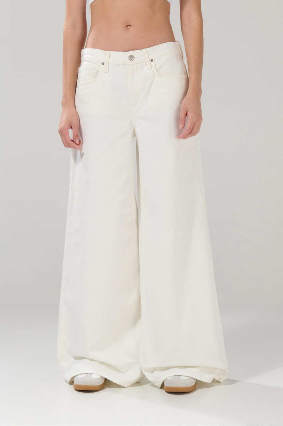 Jean tiro medio palazzo crema claro con bota ancha