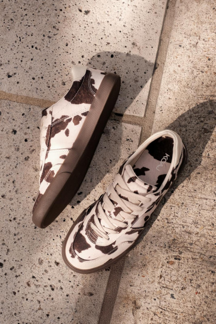 Tenis casuales cremas claros con diseños de vaca