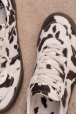 Tenis casuales cremas claros con diseños de vaca