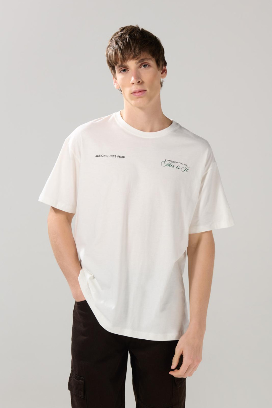 Camiseta unicolor oversize manga corta con textos localizados