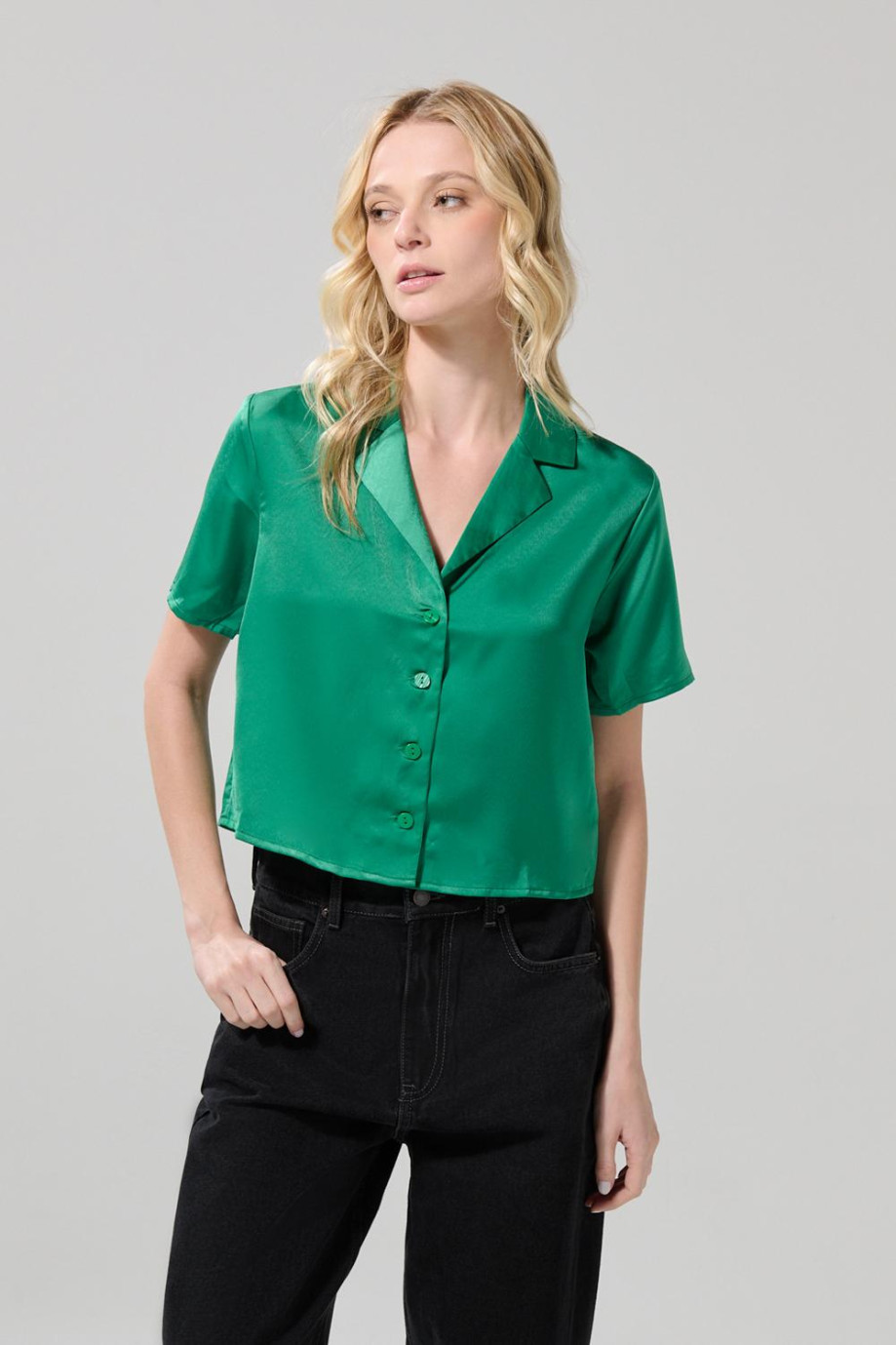 Blusa en satín manga corta unicolor con cuello resort