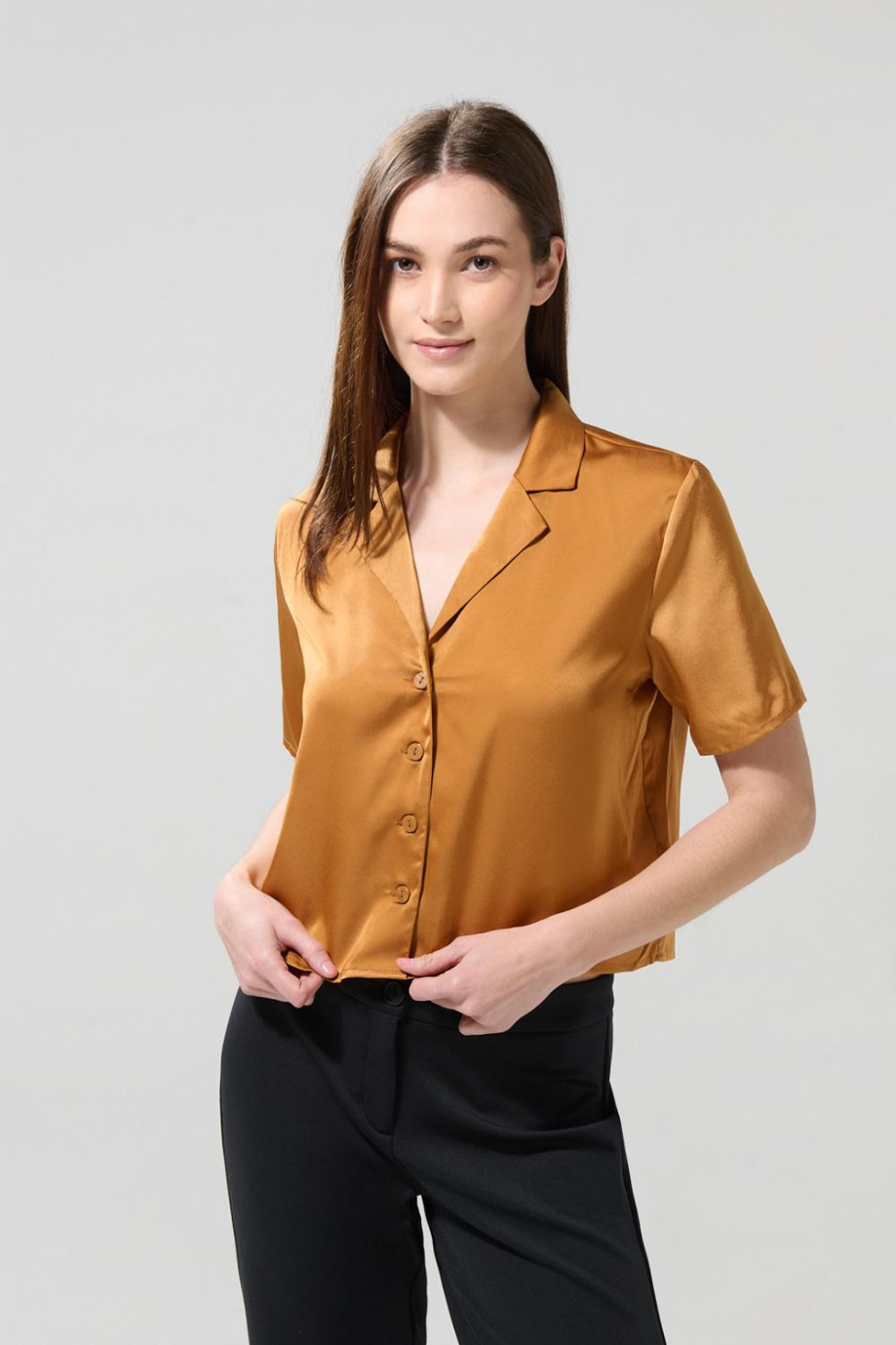 Blusa en satín manga corta unicolor con cuello resort