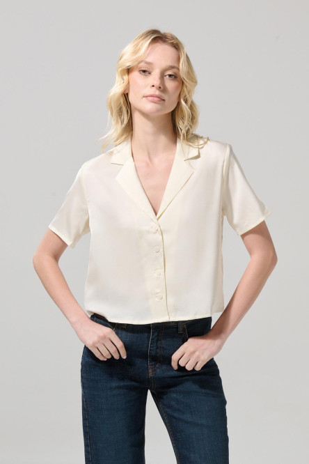 Blusa en satín manga corta unicolor con cuello resort