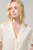 Blusa en satín manga corta unicolor con cuello resort