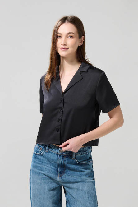 Blusa en satín unicolor manga corta con cuello resort