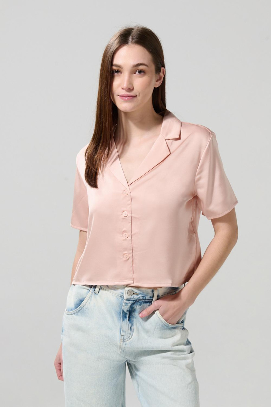 Blusa en satín unicolor manga corta con cuello resort