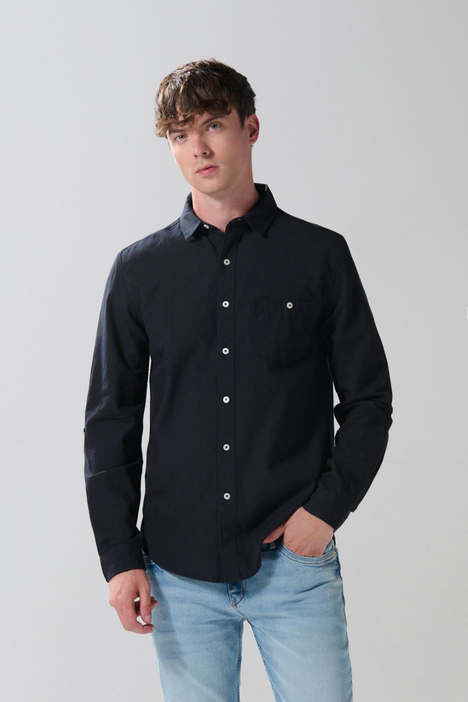 Camisa manga larga unicolor en algodón con bolsillo