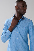 Camisa azul clara con manga larga y diseños mini print