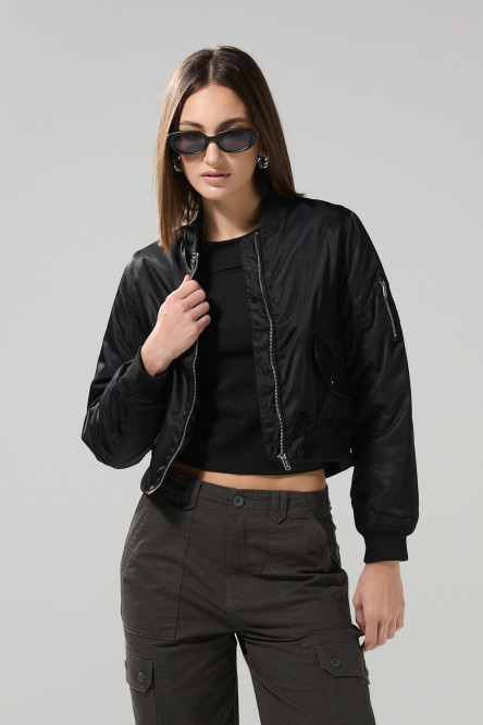 Chaqueta unicolor bomber con acolchado interno y bolsillos