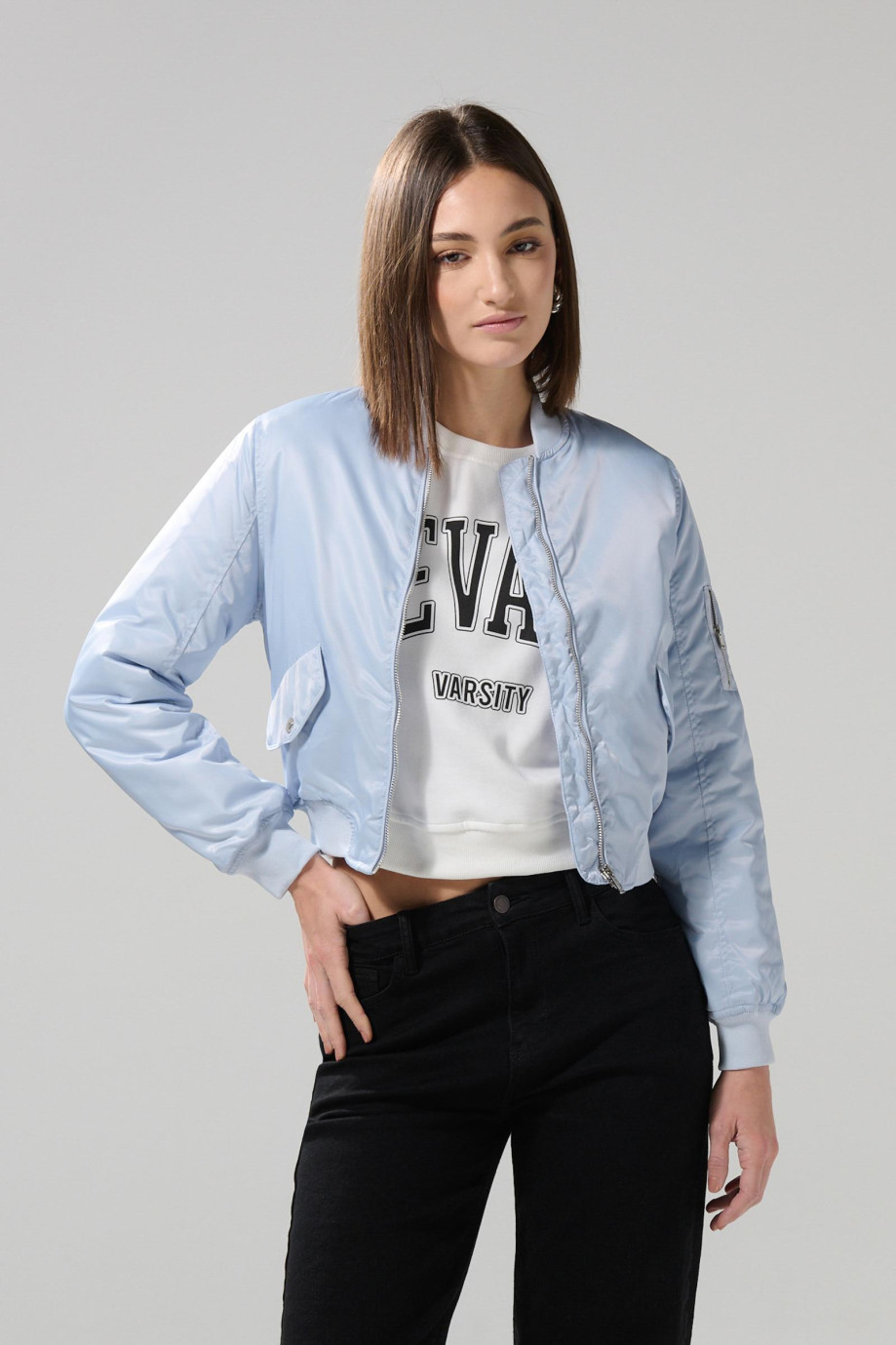Chaqueta unicolor bomber con acolchado interno y bolsillos