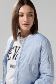 Chaqueta unicolor bomber con acolchado interno y bolsillos