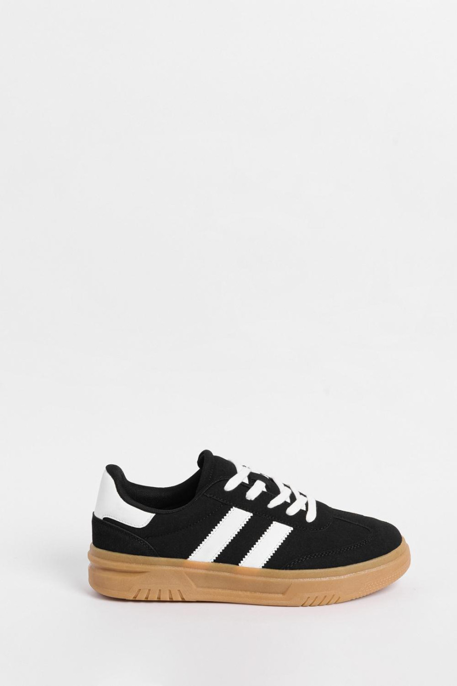 Tenis unicolores casuales con contrastes y cortes