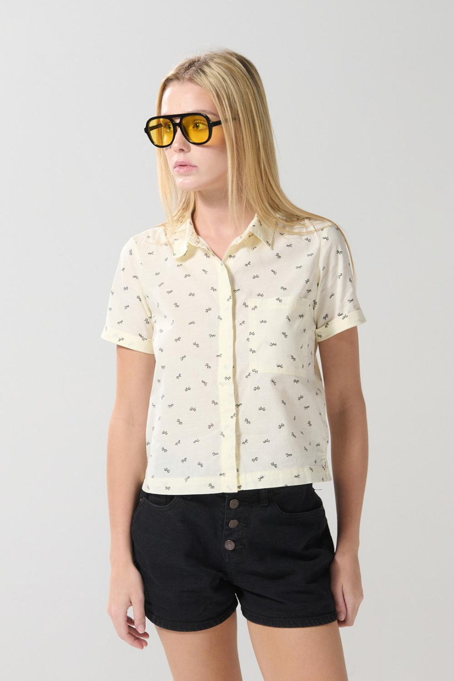 Blusa crema clara manga corta con diseños de moños