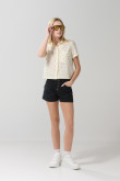 Blusa crema clara manga corta con diseños de moños