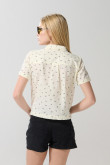 Blusa crema clara manga corta con diseños de moños