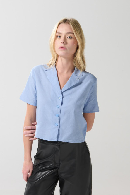 Blusa en satín unicolor con manga corta y cuello resort