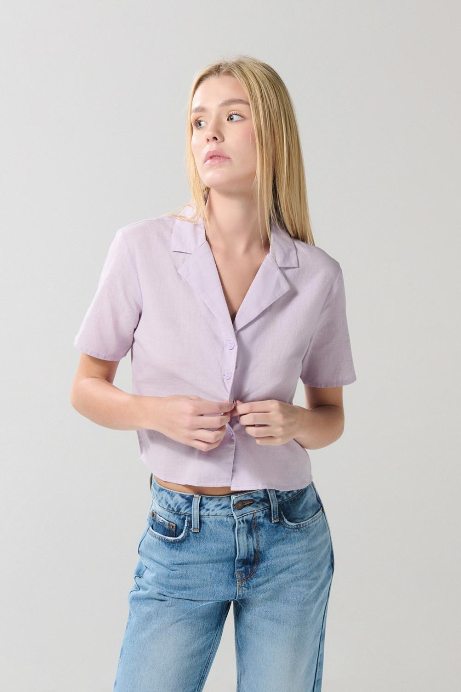 Blusa en satín unicolor con manga corta y cuello resort