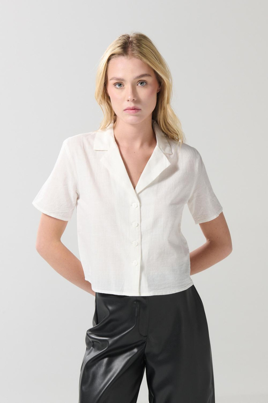 Blusa en satín unicolor con manga corta y cuello resort