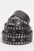 Cinturón sintético negro con taches metálicos