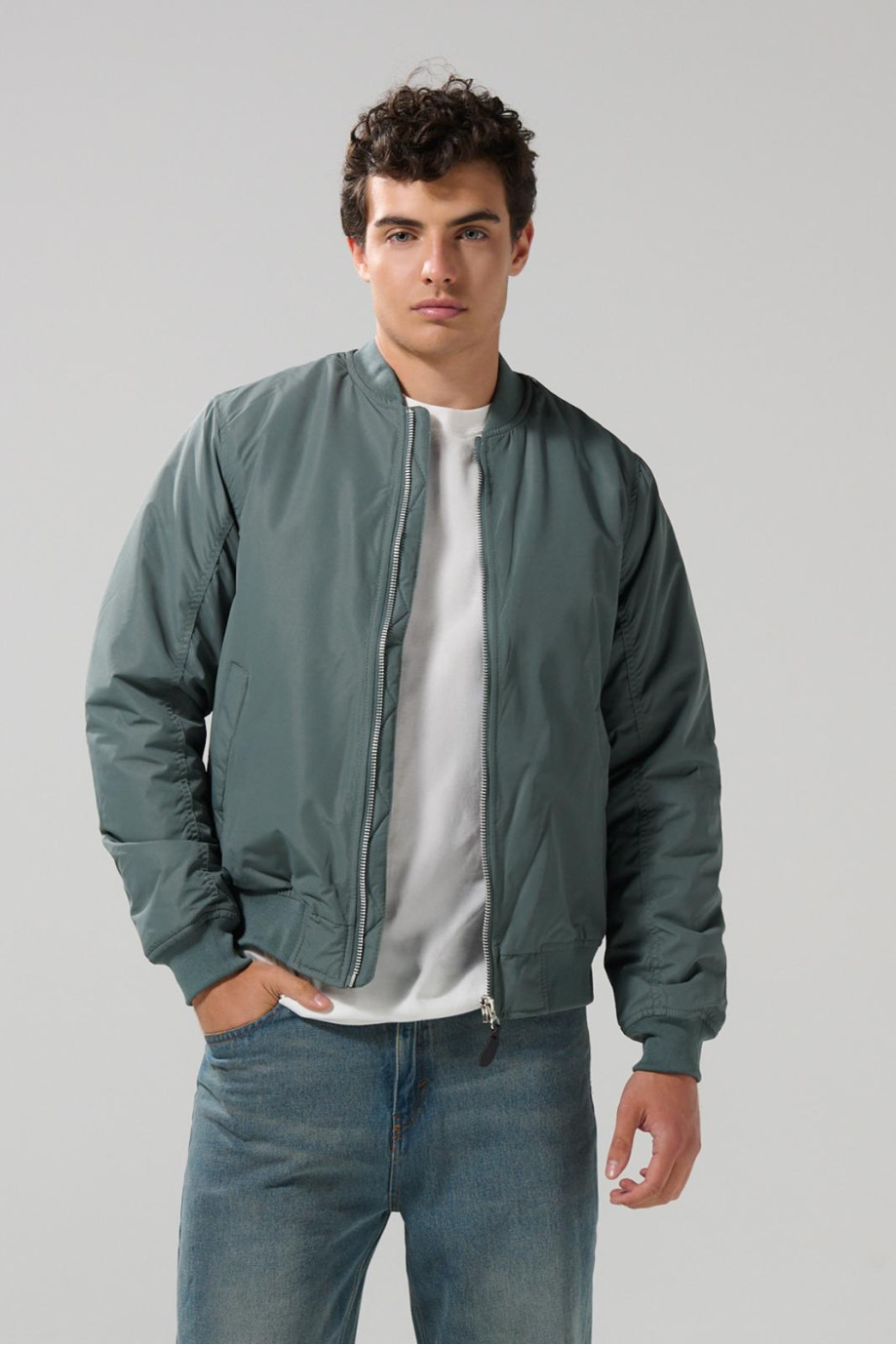 Chaqueta bomber acolchada unicolor con bolsillos laterales