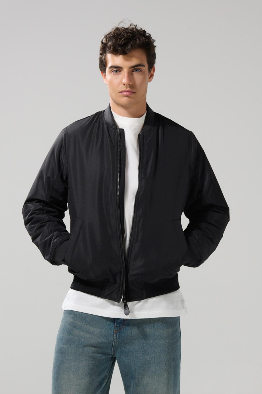 Chaqueta bomber acolchada unicolor con bolsillos laterales