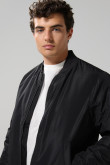 Chaqueta bomber acolchada unicolor con bolsillos laterales