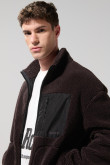 Chaqueta sherpa unicolor con bolsillos y cuello alto