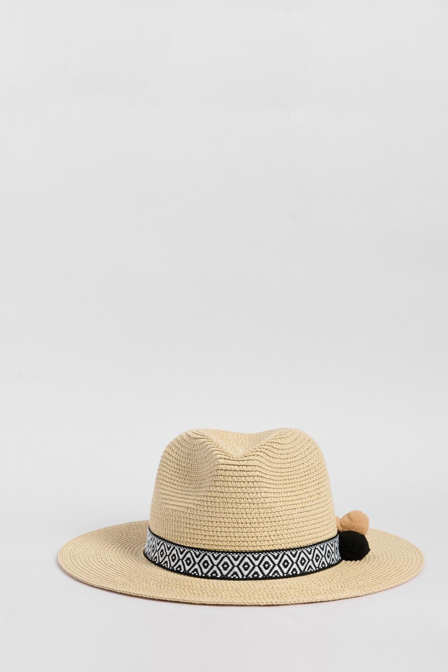 Sombrero fedora crema con cinta decorativa y pompones