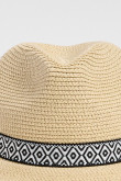 Sombrero fedora crema con cinta decorativa y pompones