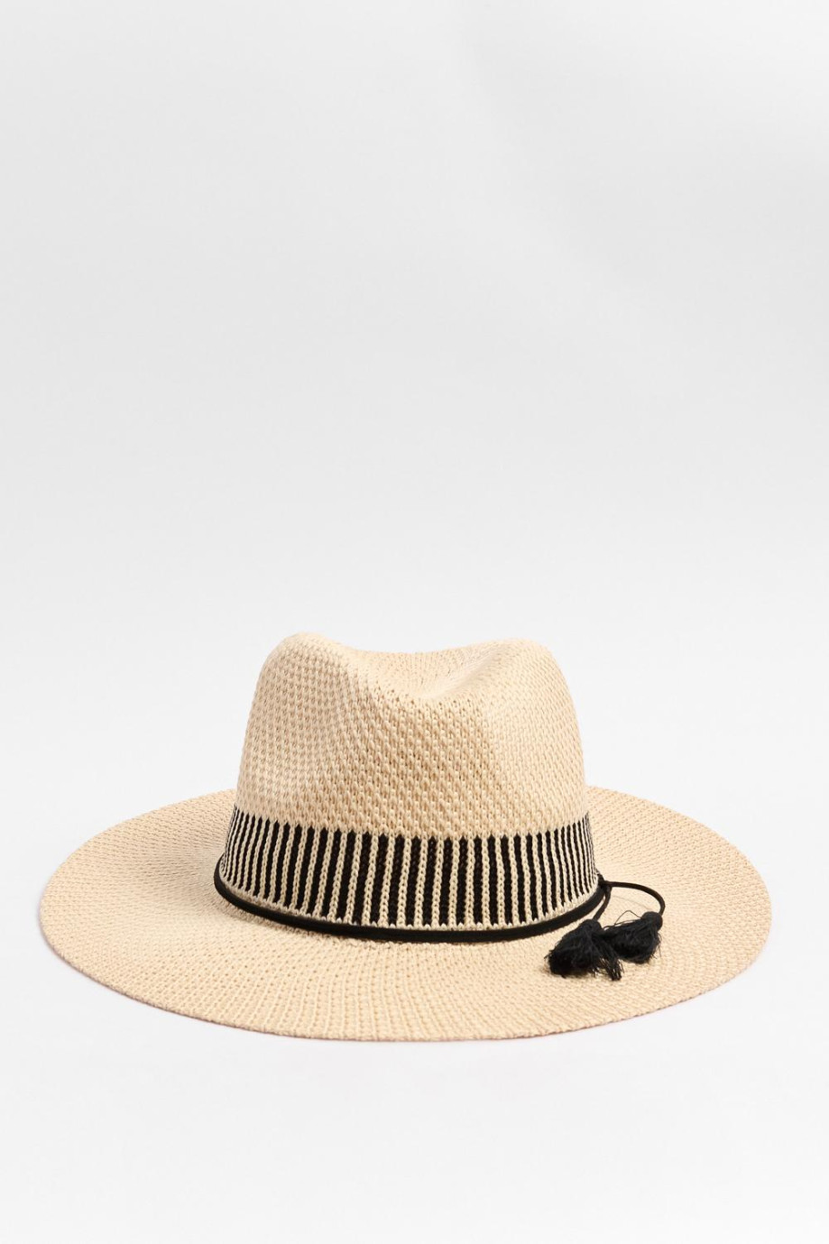 Sombrero fedora crema claro con flecos en contorno