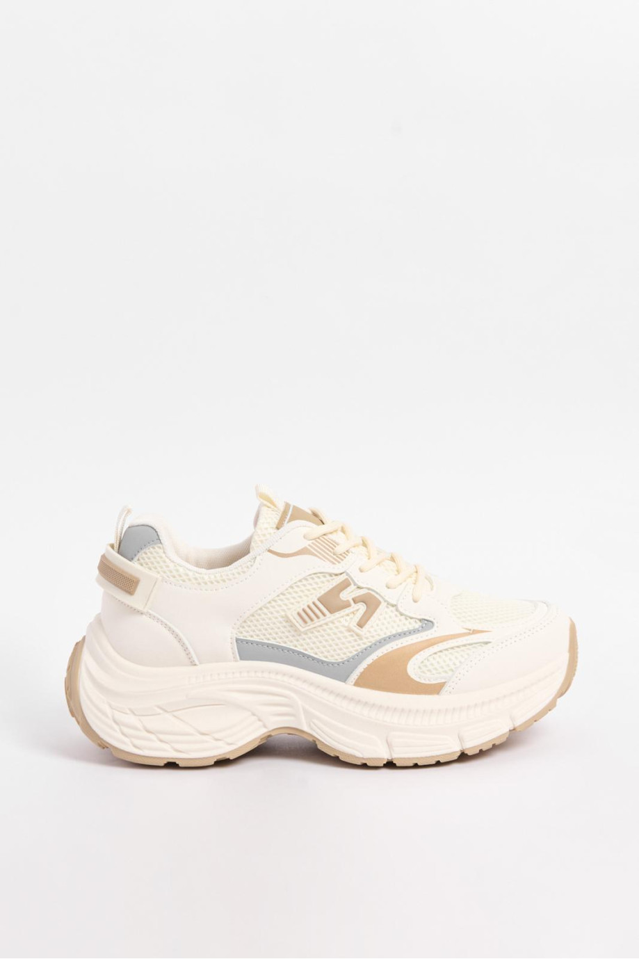 Tenis chunky crema con detalles en contraste kaki.