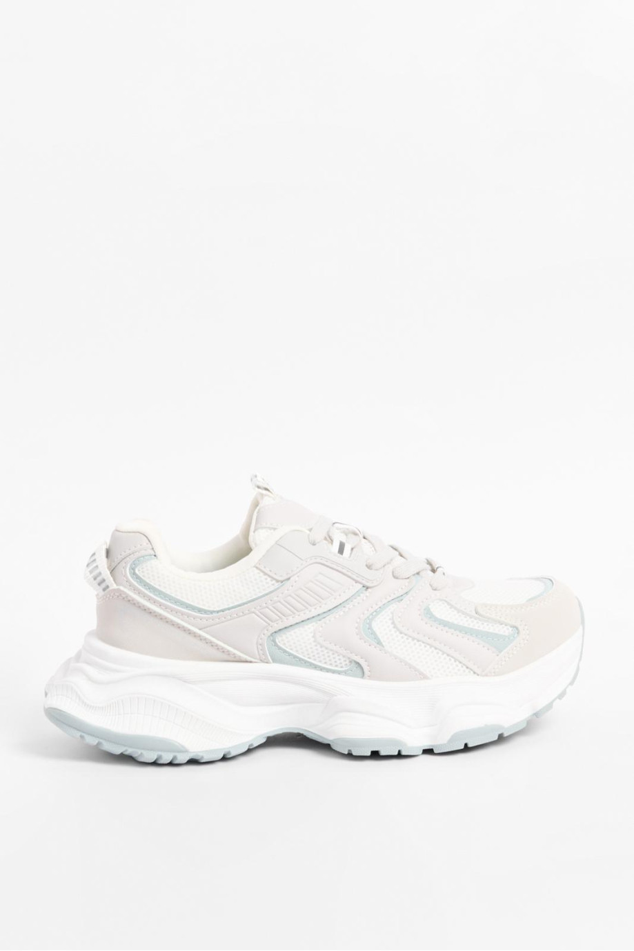 Tenis grises claros de plataforma con cortes en contraste