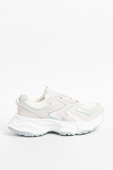 Tenis grises claros de plataforma con cortes en contraste