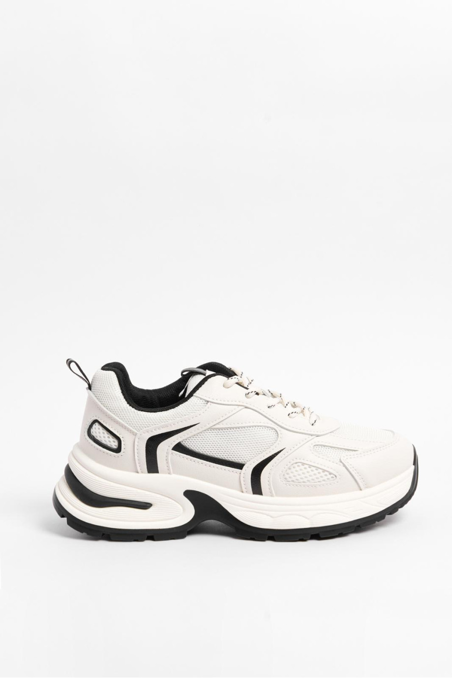 Tenis kakis claros de plataforma con contrastes negros