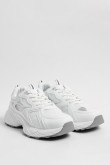 Tenis chunky blancos con detalles en contraste plateado.