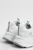 Tenis chunky blancos con detalles en contraste plateado.