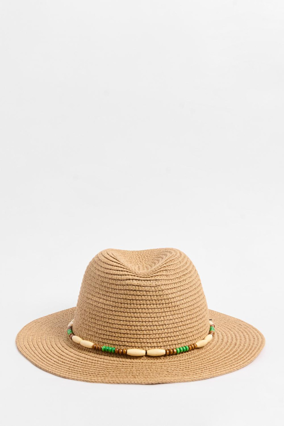 Sombrero fedora café claro con chaquiras de madera