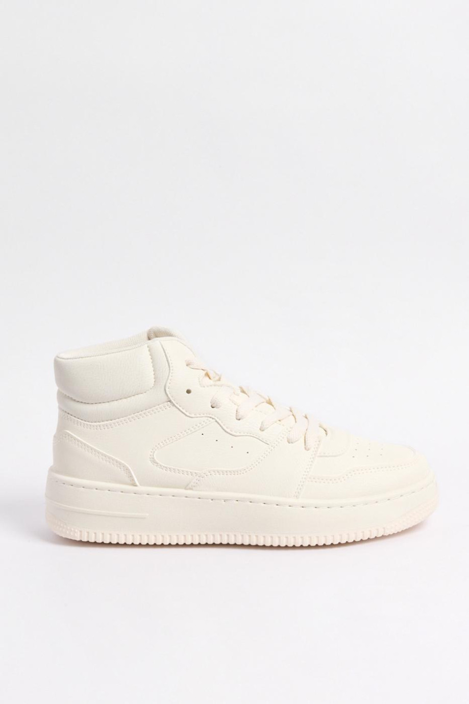 Tenis casuales de bota cremas con perforaciones