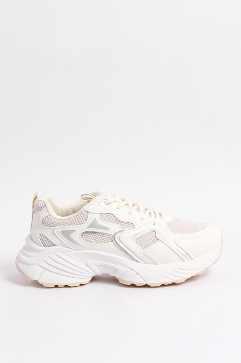 Tenis de plataforma blancos con paneles en malla